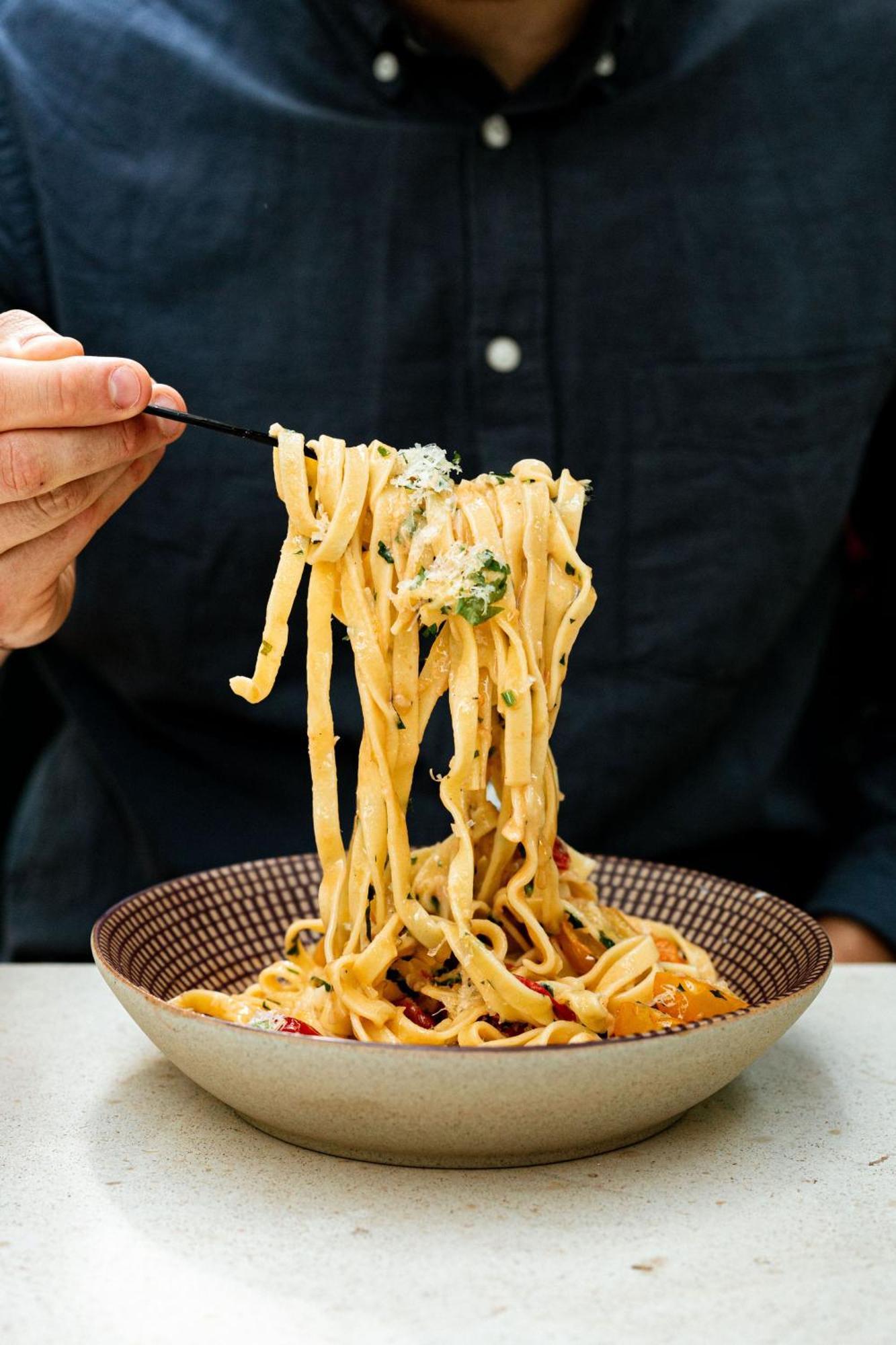 Verno House Budapest, Vignette Collection By Ihg Экстерьер фото A person eating pasta with chopsticks