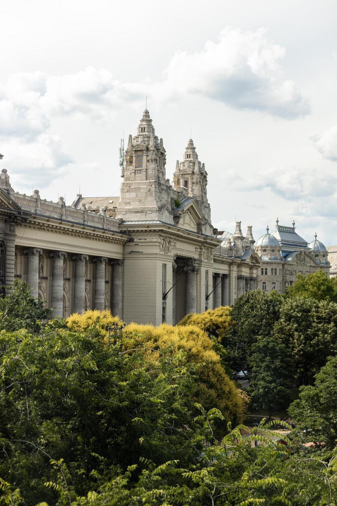 Verno House Budapest, Vignette Collection By Ihg Экстерьер фото The Palace of Justice in Paris